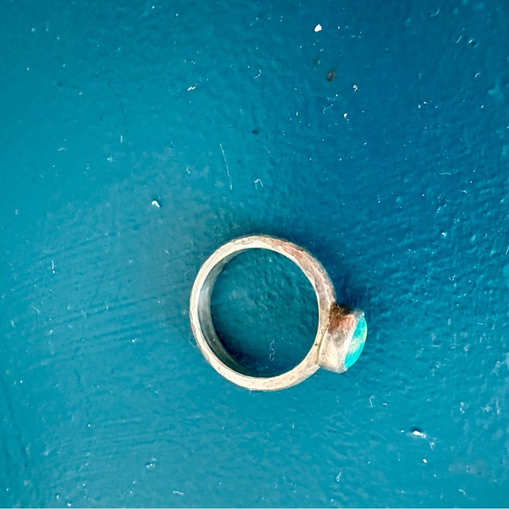 Navajo Turquoise w/ Handmade Hammered Silver Band Ring Signed MC, Size 5 - Picture 2 of 6
